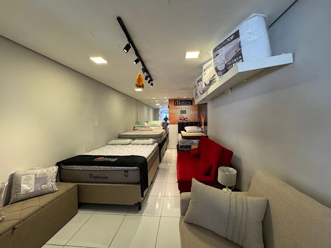 Sala de estar moderna com sofá retrátil cinza